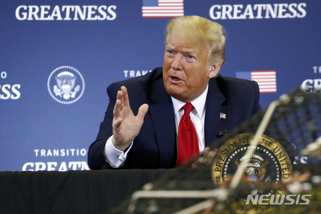 [뱅고르=AP/뉴시스] 도널드 트럼프(73) 미국 대통령은 9일(현지시간) 시위 중 경찰에 밀려 넘어진 뒤 중상을 입은 75세 시위자를 향해 "설정"이라며 막말을 쏟았다. 사진은 지난 5일 메인 주 뱅고르 국제공항에서 수산업 종사자들과의 원탁회의 중인 트럼프 대통령의 모습. 2020.6.9.