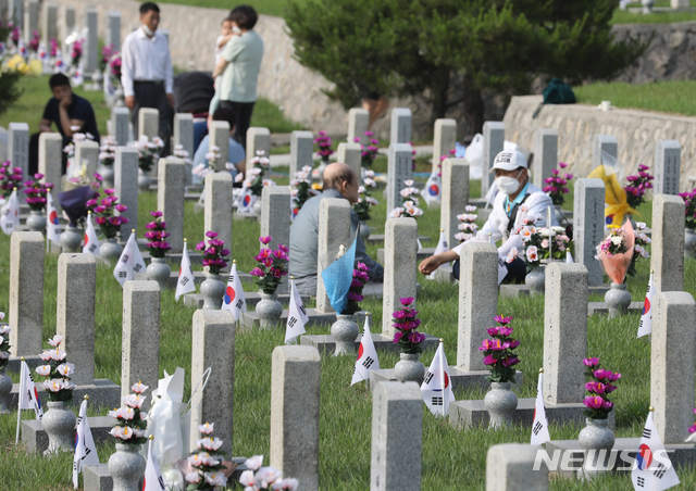 [서울=뉴시스]김명원 기자 = 제65회 현충일인 6일 오전 서울 동작구 국립서울현충원에서 유가족들이 고인의 넋을 위로하고 있다. 2020.06.06. kmx1105@newsis.com