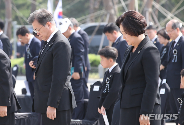 [대전=뉴시스]배훈식 기자 = 문재인 대통령과 김정숙 여사가 6일 대전 유성구 국립대전현충원에서 열린 제65회 현충일 추념식에 참석해 호국 영령에 대한 묵념을 하고 있다. 2020.06.06.&nbsp; dahora83@newsis.com