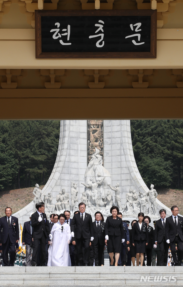 [대전=뉴시스]배훈식 기자 = 문재인 대통령과 김정숙 여사가 6일 대전 유성구 국립대전현충원에서 열린 제65회 현충일 추념식에 참석해 헌화, 분향한 뒤 현충문으로 이동하고 있다.&nbsp;&nbsp; 2020.06.06. dahora83@newsis.com