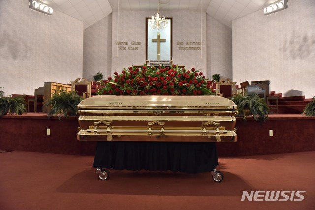 [파예트빌=AP/뉴시스]&nbsp; 백인 경찰관의 강경 진압에 목숨을 잃은 비무장 흑인 조지 플로이드(46)의 두번째 추모식이 6일(현지시간) 그의 출생지인 노스캐롤라이나 파예트빌 래퍼드 일대에서 수많은 조문객이 참여한 가운데 열리고 있다. 사진은 플로이드의 관. 2020.06.07