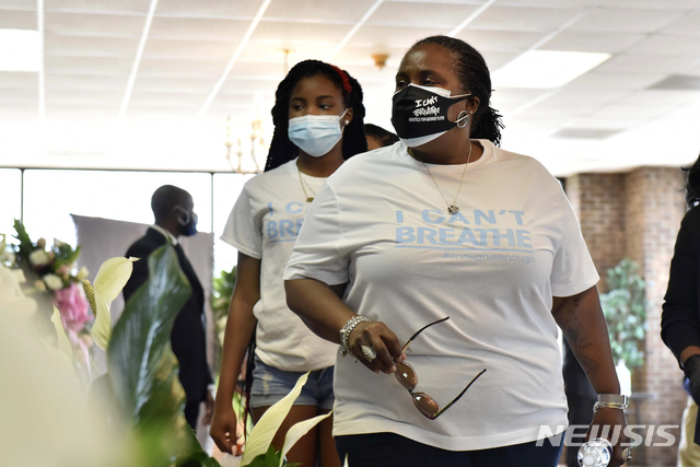 [파예트빌=AP/뉴시스]&nbsp; 백인 경찰관의 강경 진압에 목숨을 잃은 비무장 흑인 조지 플로이드(46)의 두번째 추모식이 6일(현지시간) 그의 출생지인 노스캐롤라이나 파예트빌 래퍼드 일대에서 수많은 조문객이 참여한 가운데 열리고 있다. 사진은 '숨 쉴 수 없다'는 문구가 적힌 옷을 입고 그를 추모하는 미국인. 2020.06.07