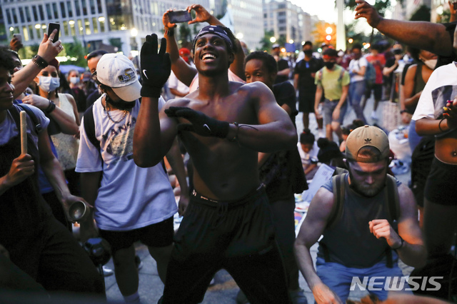 [워싱턴=AP/뉴시스]지난 6일(현지시간) 미국 워싱턴DC 백악관 인근에서 흑인 조지 플로이드 사망 및 인종 차별에 항의하는 시위대가 춤을 추고 있다. 2020.06.08. 