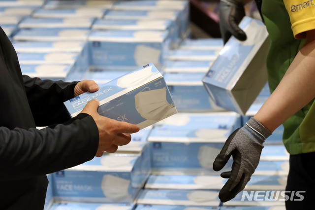 [서울=뉴시스] 박미소 기자 = 지난 7일 오전 서울 노원구 이마트 트레이더스 월계점에서 시민들이 일회용 마스크를 구매하고 있다. 2020.06.07.&nbsp; misocamera@newsis.com