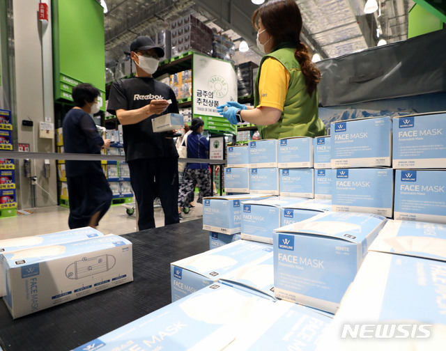 [서울=뉴시스] 박미소 기자 = 7일 오전 서울 노원구 이마트 트레이더스 월계점에서 시민들이 일회용 마스크를 구매하고 있다. 2020.06.07. misocamera@newsis.com
