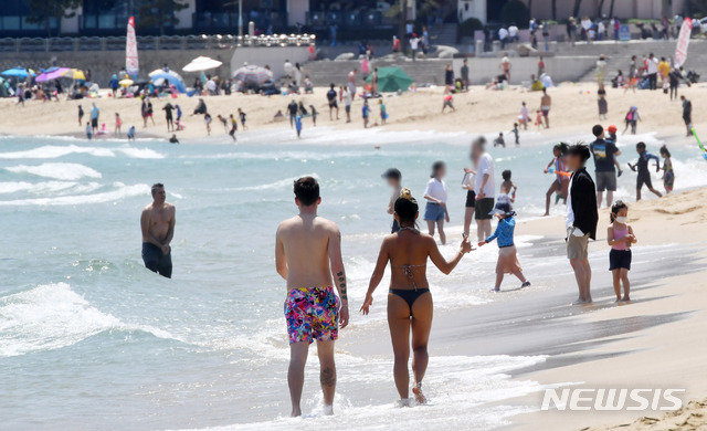 [부산=뉴시스] 하경민 기자 = 전국적으로 무더위가 찾아온 7일 오후 부산 해운대해수욕장을 찾은 시민들이 물놀이를 즐기고 있다. 2020.06.07.&nbsp; yulnetphoto@newsis.com