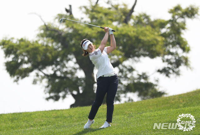 [서울=뉴시스] 이영환 기자 = 7일 제주 서귀포시 롯데 스카이힐 제주CC에서 열린 '제10회 롯데 칸타타 여자오픈 파이널 라운드', 임희정이 1번홀에서 아이언샷을 날리고 있다. (사진=KLPGA 제공) 2020.06.07. photo@newsis.com