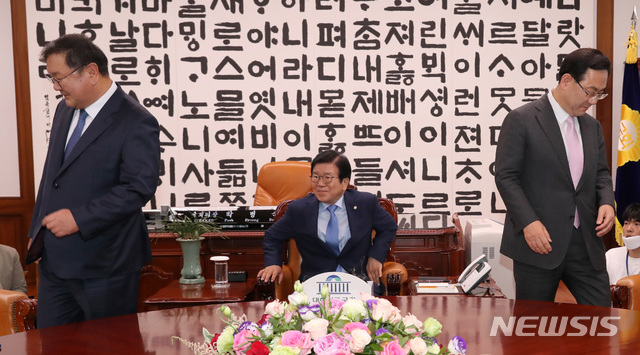 [서울=뉴시스] 장세영 기자 = 박병석 국회의장과 김태년(왼쪽) 더불어민주당 원내대표, 주호영(오른쪽) 미래통합당 원내대표가 7일 오후 국회 의장실에서 회동 전 기념촬영을 마치고 자리로 향하고 있다. 2020.06.07. photo@newsis.com