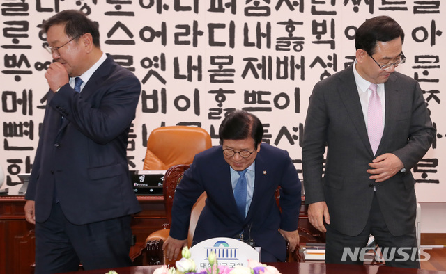 [서울=뉴시스] 장세영 기자 = 박병석 국회의장과 김태년(왼쪽) 더불어민주당 원내대표, 주호영(오른쪽) 미래통합당 원내대표가 7일 오후 국회 의장실에서 회동 전 기념촬영을 마치고 자리로 향하고 있다. 2020.06.07. photo@newsis.com