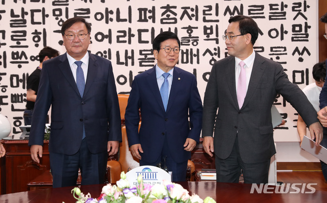 [서울=뉴시스] 장세영 기자 = 박병석 국회의장과 김태년(왼쪽) 더불어민주당 원내대표, 주호영(오른쪽) 미래통합당 원내대표가 7일 오후 국회 의장실에서 회동 전 기념촬영을 하고 있다. 2020.06.07.&nbsp; photo@newsis.com