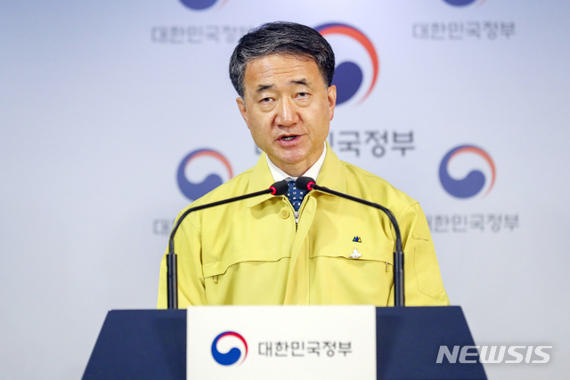 [서울=뉴시스] 이영환 기자 = 박능후 보건복지부 장관이 7일 오후 서울 종로구 정부서울청사 브리핑룸에서 신종 코로나 바이러스 감염증(코로나19) 중앙재난대책안전본부(중대본) 정례 브리핑을 하고 있다. (사진=보건복지부 제공) 2020.06.07. photo@newsis.com