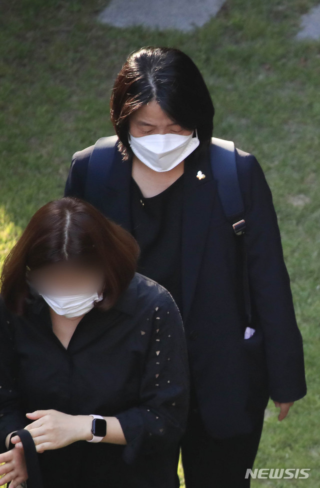 [서울=뉴시스] 박민석 기자 = 윤미향 더불어민주당 의원이 관계자들과 함께 7일 오후 서울 마포구 일본군 ‘위안부’ 피해자 쉼터 평화의 우리집을 나서고 있다. 평화의 우리집 소장 A씨는 지난 6일 오후 경기 파주시 자택에서 숨진 채 발견됐다. 2020.06.07. mspark@newsis.com