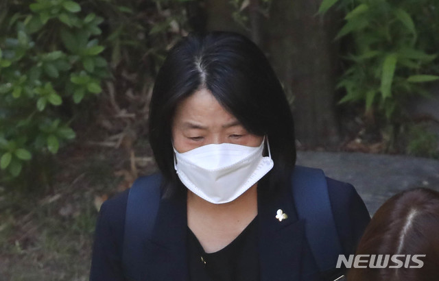 [서울=뉴시스] 박민석 기자 = 정의연 전 이사장인 윤미향 더불어민주당 의원이 관계자들과 함께 지난 7일 오후 서울 마포구 일본군 '위안부' 피해자 쉼터 평화의 우리집을 나서고 있다. 평화의 우리집 소장 손모씨는 지난 6일 오후 경기 파주시 자택에서 숨진 채 발견됐다. 2020.06.07. mspark@newsis.com