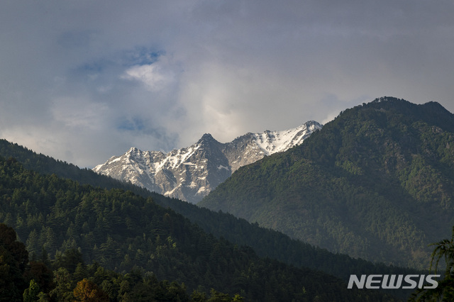 [카슈미르=AP/뉴시스] 히말라야산맥의 강설량이 줄고 강우량이 증가해 지형이 불안정해지고 사상자를 동반한 자연재해가 계속 발생하고 있다고 17일(현지시간) 영국 BBC는 보도했다. 사진은 히말라야산맥의 일부 봉우리 위로 보이는 비구름. 2023.08.21.