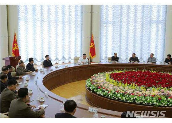 [서울=뉴시스] 북한 관영매체들은 8일 김정은 국무위원장이 지난 7일 노동당 정치국 회의를 개최했다고 밝혔다. 2020.06.08. (사진=노동신문 캡처) photo@newsis.com