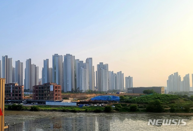 [천안=뉴시스]이종익 기자 = 충남 천안시가 서북구 성성·업성동 업성저수지 일원에 추진하는 수변생태공원 주변에 들어선 아파트. 뉴시스DB.