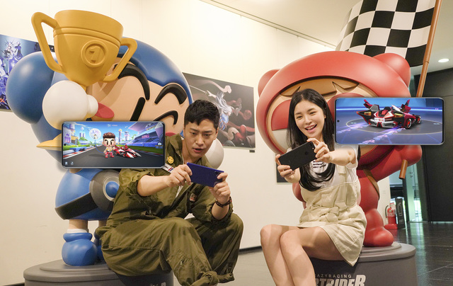 [서울=뉴시스]SK텔레콤과 넥슨코리아는 최근 출시된 인기모바일 게임 ‘카트라이더 러쉬플러스’ 아이템 지급 공동 프로모션을 시행한다고 8일 밝혔다. 이용 고객은 이날부터 8월 8일까지 두 달간 SK텔레콤의 전국 160여개 부스트파크 ‘T월드’ 매장을 방문해 QR코드를 찍으면, SK텔레콤이 제공하는 게임용 아이템 코드를 받게 된다. (사진=SK텔레콤 제공) 2020.06.08