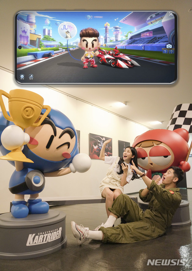 [서울=뉴시스]SK텔레콤과 넥슨코리아는 최근 출시된 인기모바일 게임 ‘카트라이더 러쉬플러스’ 아이템 지급 공동 프로모션을 시행한다고 8일 밝혔다. 이용 고객은 이날부터 8월 8일까지 두 달간 SK텔레콤의 전국 160여개 부스트파크 ‘T월드’ 매장을 방문해 QR코드를 찍으면, SK텔레콤이 제공하는 게임용 아이템 코드를 받게된다. (사진=SK텔레콤 제공) 2020.06.08