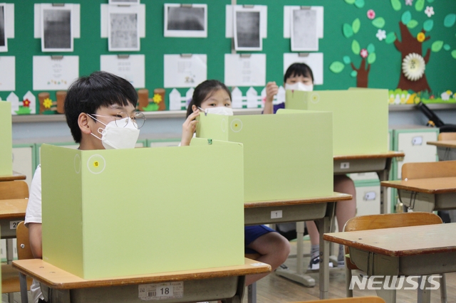 [대구=뉴시스]이지연 기자 = 8일 오전 대구 수성구 지산동 용지초등학교 6학년 1반 학생들이 선생님의 안내 말씀을 듣고 있다. 이날 등교한 6학년은 83명으로 전체 6학년 학생 중 절반 가량이 등교했다. 2020.06.08. ljy@newsis.com