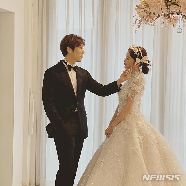 [서울=뉴시스] 지난 7일 발레리노 윤전일과 결혼한 배우 김보미가 임신 사실을 밝혔다. (사진=김보미 인스타그램)