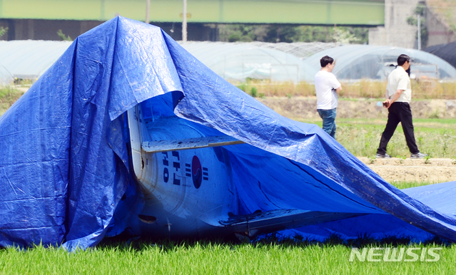 [청주=뉴시스] 인진연 기자 = 8일 오전 9시30분께 공군사관학교 55전대 소속 훈련기 'KT-100'가 청주시 남일면 논바닥에 불시착했다.2020.06.08. inphoto@newsis.com