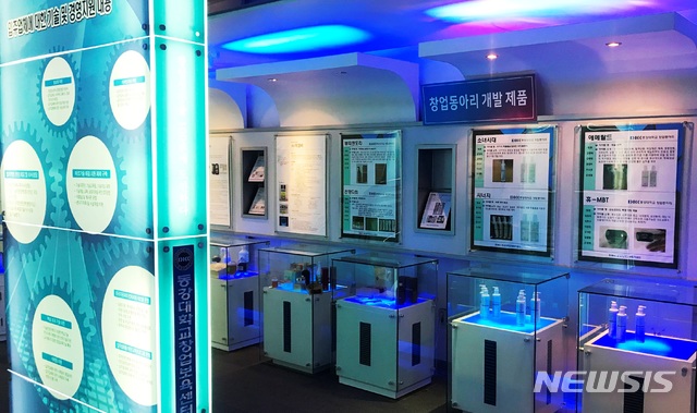 동강대 산학협력관 2층에 전시된 입주기업과 창업동아리의 시제품들. (사진=동강대 제공)