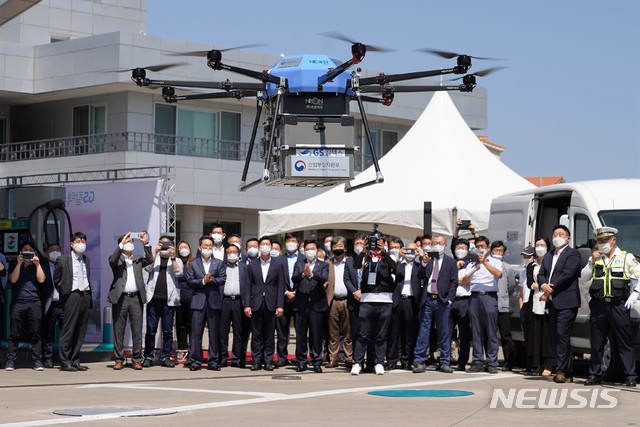 [제주=뉴시스] 강정만 기자= 샌드위치를 배달하기 위해 이륙한 드론. (사진=제주도 제공) 2020.06.08 photo@newsis.com