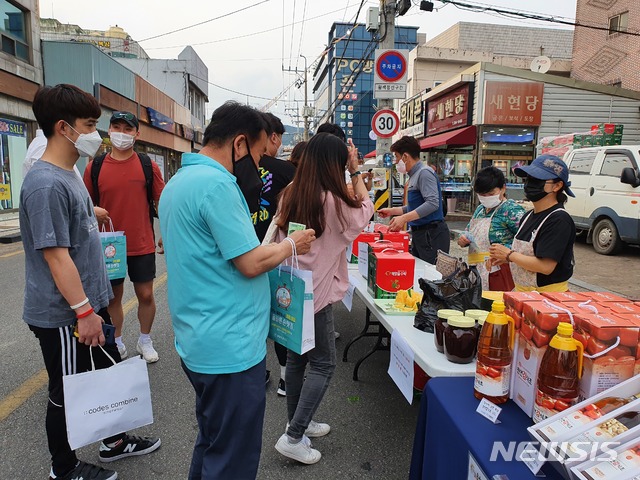 [밀양=뉴시스] 안지율 기자 = 경남 밀양시가 오는 8일부터 서울·경기 지역 홈플러스 익스프레스 매장에서 ‘밀양 해맑음 수박’을 판매한다.(사진=밀양시 제공) 2020.06.08. photo@newsis.com. 