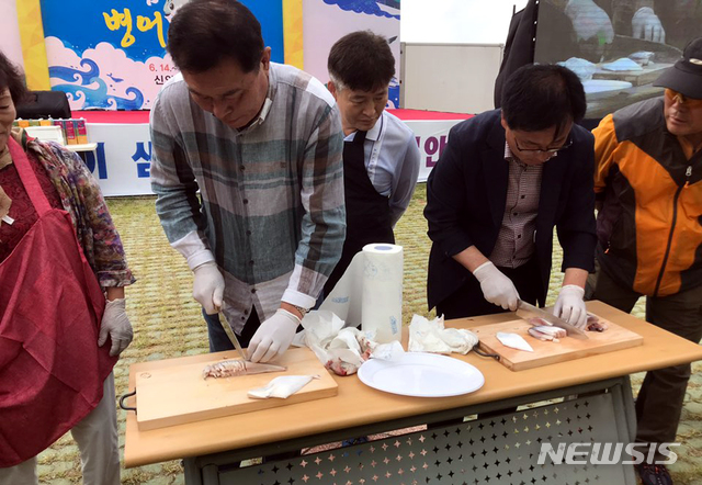 [신안=뉴시스] 신안군 '섬 병어축제'의 병어썰기. (사진=뉴시스DB)