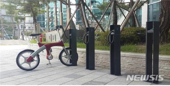 [서울=뉴시스] 서울 마곡지구에 설치된 자전거, 전동킥보드용 스마트단말과 이를 이용한 주차·충전·공유 솔루션. (사진=서울시 제공) 2020.06.08. photo@newsis.com 
