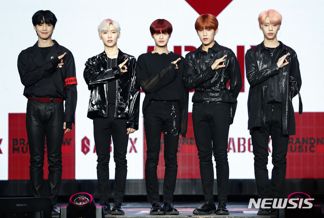 [서울=뉴시스] 최동준 기자 = 그룹 AB6IX가 22일 서울 송파구 올림픽홀에서 열린 데뷔 기념 쇼케이스에서 포즈를 취하고 있다. 2019.05.22. photocdj@newsis.com