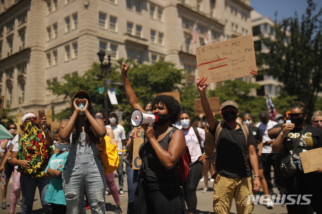 [워싱턴=AP/뉴시스]7일(현지시간) 미국 워싱턴DC 백악관 인근에서 흑인 조지 플로이드 사망에 항의하는 시위대가 구호를 외치는 모습. 2020.06.08.
