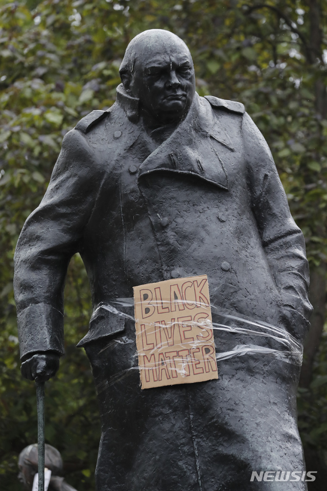 [런던=AP/뉴시스]7일(현지시간) 영국 런던에서 미국 흑인 조지 플로이드의 죽음에 항의하는 시위가 열린 가운데 윈스턴 처칠 동상에 '흑인 생명도 소중하다'라는 손팻말이 걸려 있다. 2020.06.08.