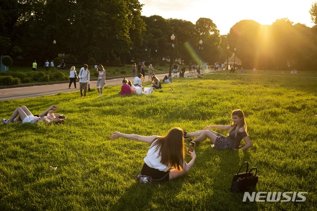 [모스크바=AP/뉴시스]7일(현지시간) 러시아 모스크바에 해가 지는 가운데 고리키 공원에서 시민들이 따뜻한 날씨를 즐기고 있다. 2020.06.08.
