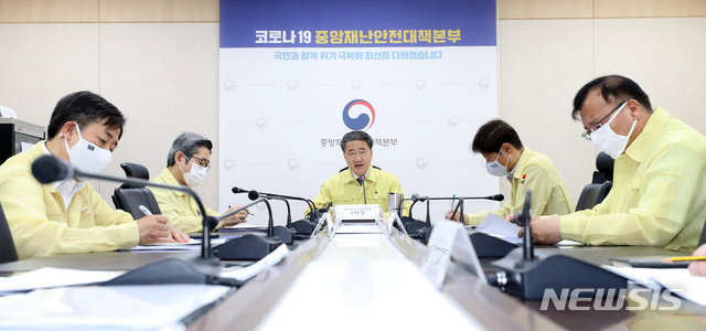 [세종=뉴시스]강종민 기자 = 박능후 중앙재난안전대책본부 1차장(보건복지부 장관)이 8일 오전 정부세종청사에서 열린 신종 코로나바이러스 감염증(코로나19) 대응 중대본 회의에서 모두발언을 하고 있다. 2020.06.08. ppkjm@newsis.com