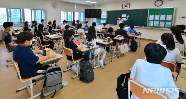 [광주=뉴시스] 변재훈 기자 = 신종 코로나바이러스 감염증(코로나19) 여파로 3개월간 연기됐던 중학교 1학년 등교가 시작된 8일 오전 광주 광산구 고실중학교 한 1학년 교실에서 수업이 진행되고 있다. 2020.06.08.&nbsp; wisdom21@newsis.com