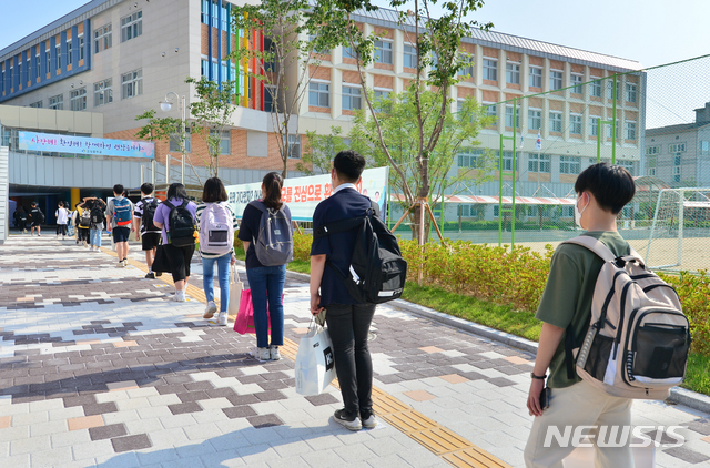 [광주=뉴시스] 변재훈 기자 = 신종 코로나바이러스 감염증(코로나19) 여파로 3개월간 연기됐던 중학교 1학년 등교가 시작된 8일 오전 광주 광산구 고실중학교에서 1학년생들이 생활 속 거리두기를 실천하며 등교하고 있다. 2020.06.08.wisdom21@newsis.com