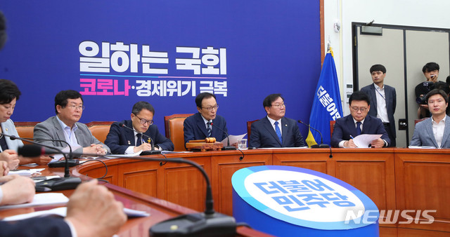 [서울=뉴시스] 장세영 기자 = 이해찬 더불어민주당 대표가 8일 서울 여의도 국회에서 열린 더불어민주당 최고위원회의에 참석해 현안관련 발언을 하고 있다. 2020.06.08. photothink@newsis.com