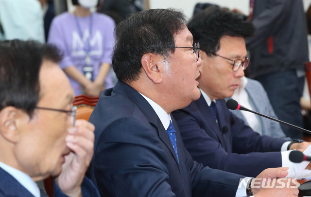 [서울=뉴시스] 장세영 기자 = 김태년 더불어민주당 원내대표가 8일 서울 여의도 국회에서 열린 더불어민주당 최고위원회의에 참석해 현안관련 발언을 하고 있다. 2020.06.08.&nbsp; photothink@newsis.com