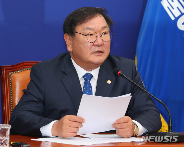 [서울=뉴시스] 장세영 기자 = 김태년 더불어민주당 원내대표가 8일 서울 여의도 국회에서 열린 더불어민주당 최고위원회의에 참석해 현안관련 발언을 하고 있다. 2020.06.08. photothink@newsis.com