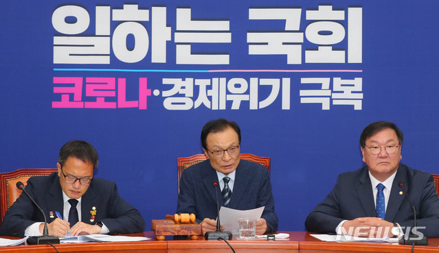 [서울=뉴시스] 장세영 기자 = 이해찬 더불어민주당 대표가 8일 서울 여의도 국회에서 열린 더불어민주당 최고위원회의에 참석해 현안관련 발언을 하고 있다. 2020.06.08. photothink@newsis.com