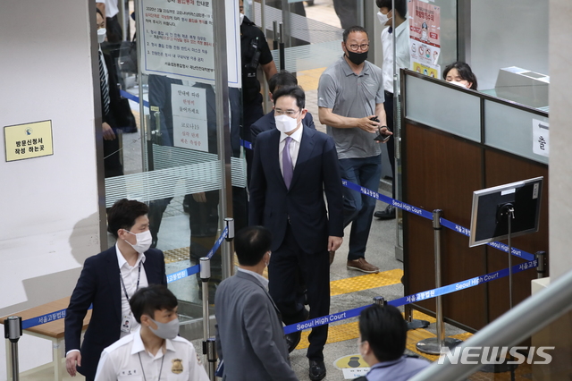 [서울=뉴시스] 조수정 기자 = 이재용 삼성전자 부회장이 8일 오전 서울 서초구 서울중앙지법에 자본시장법 위반(부정거래 및 시세조종 행위) 혐의와 외부감사법 위반 혐의에 대한 구속 전 피의자심문(영장실질심사)을 받기 위해 출석하고 있다. 2020.06.08.&nbsp; chocrystal@newsis.com