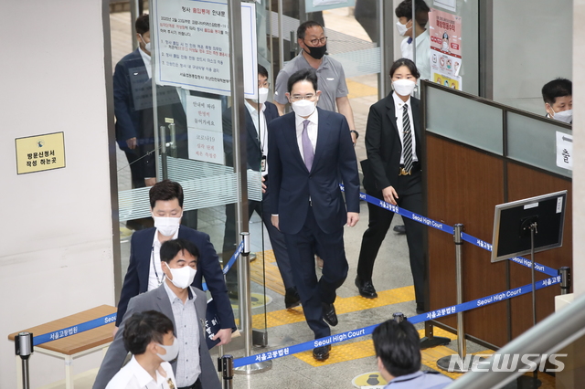 [서울=뉴시스] 조수정 기자 = 이재용 삼성전자 부회장이 8일 오전 서울 서초구 서울중앙지법에 자본시장법 위반(부정거래 및 시세조종 행위) 혐의와 외부감사법 위반 혐의에 대한 구속 전 피의자심문(영장실질심사)을 받기 위해 출석하고 있다. 2020.06.08.&nbsp; photo@newsis.com 