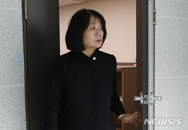 [서울=뉴시스] 김진아 기자 = 윤미향 더불어민주당 의원이 8일 서울 여의도 국회 의원회관 의원실을 나서고 있다. 2020.06.08.&nbsp; bluesoda@newsis.com