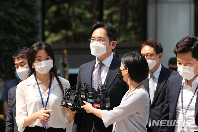 [서울=뉴시스] 박주성 기자 = 이재용 삼성전자 부회장이 8일 오전 서울 서초구 서울중앙지법에 자본시장법 위반(부정거래 및 시세조종 행위) 혐의와 외부감사법 위반 혐의에 대한 구속 전 피의자심문(영장실질심사)을 받기 위해 출석하고 있다. 2020.06.08. photo@newsis.com 