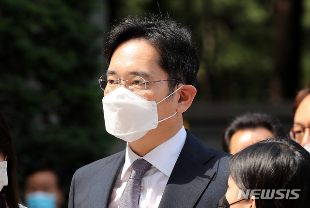 [서울=뉴시스] 박주성 기자 = 이재용 삼성전자 부회장이 8일 오전 서울 서초구 서울중앙지법에 자본시장법 위반(부정거래 및 시세조종 행위) 혐의와 외부감사법 위반 혐의에 대한 구속 전 피의자심문(영장실질심사)을 받기 위해 출석하고 있다. 2020.06.08. photo@newsis.com