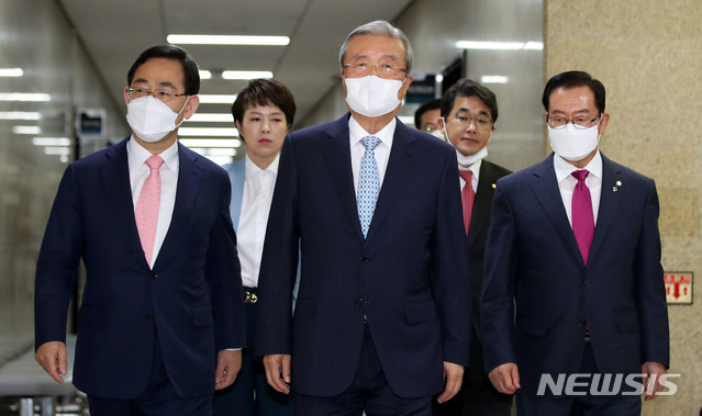 [서울=뉴시스]김선웅 기자 = 김종인 미래통합당 비상대책위원장과 주호영 원내대표가 8일 오전 서울 여의도 국회에서 열린 비상대책위원회의에 참석하고 있다. 2020.06.08. mangusta@newsis.com