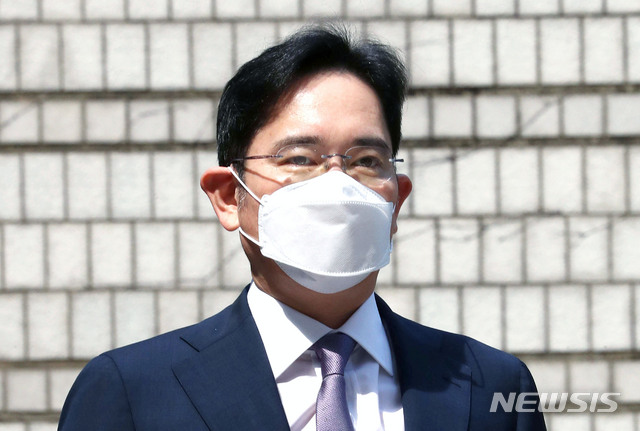 [서울=뉴시스] 박주성 기자 = 이재용 삼성전자 부회장이 8일 오전 서울 서초구 서울중앙지법에 자본시장법 위반(부정거래 및 시세조종 행위) 혐의와 외부감사법 위반 혐의에 대한 구속 전 피의자심문(영장실질심사)을 받기 위해 출석하고 있다. 2020.06.08. park7691@newsis.com