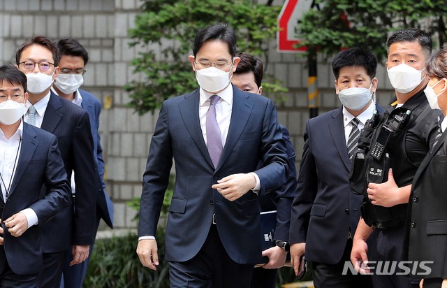 [서울=뉴시스] 박주성 기자 = 이재용 삼성전자 부회장이 8일 오전 서울 서초구 서울중앙지법에 자본시장법 위반(부정거래 및 시세조종 행위) 혐의와 외부감사법 위반 혐의에 대한 구속 전 피의자심문(영장실질심사)을 받기 위해 출석하고 있다. 2020.06.08.photo@newsis.com