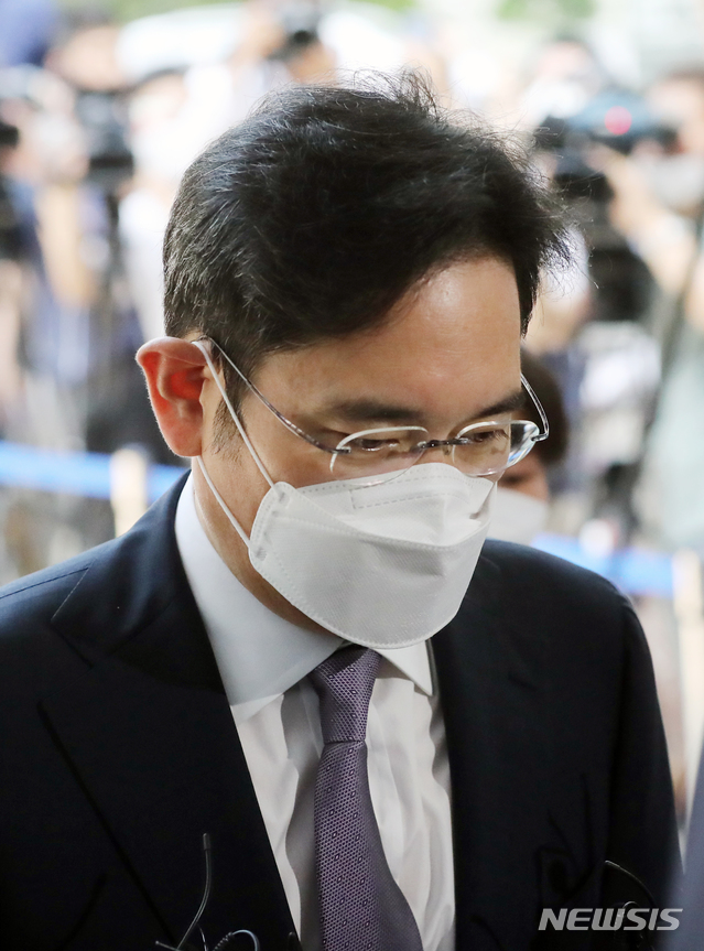 [서울=뉴시스] 박주성 기자 = 이재용 삼성전자 부회장이 지난 8일 오전 서울 서초구 서울중앙지법에 자본시장법 위반(부정거래 및 시세조종 행위) 혐의와 외부감사법 위반 혐의에 대한 구속 전 피의자심문(영장실질심사)을 받기 위해 출석하고 있다. 2020.06.08. photo@newsis.com